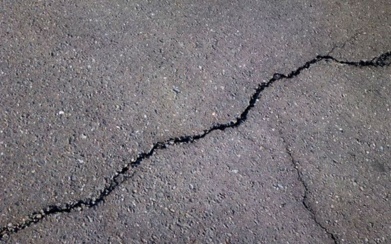 混凝土公路出現(xiàn)裂縫怎么辦？
